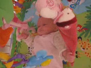 Agathe joue avec les nounours