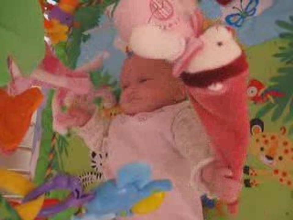 Agathe joue avec les nounours