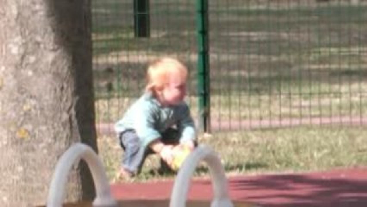 Noé et son ballon au p'tit parc