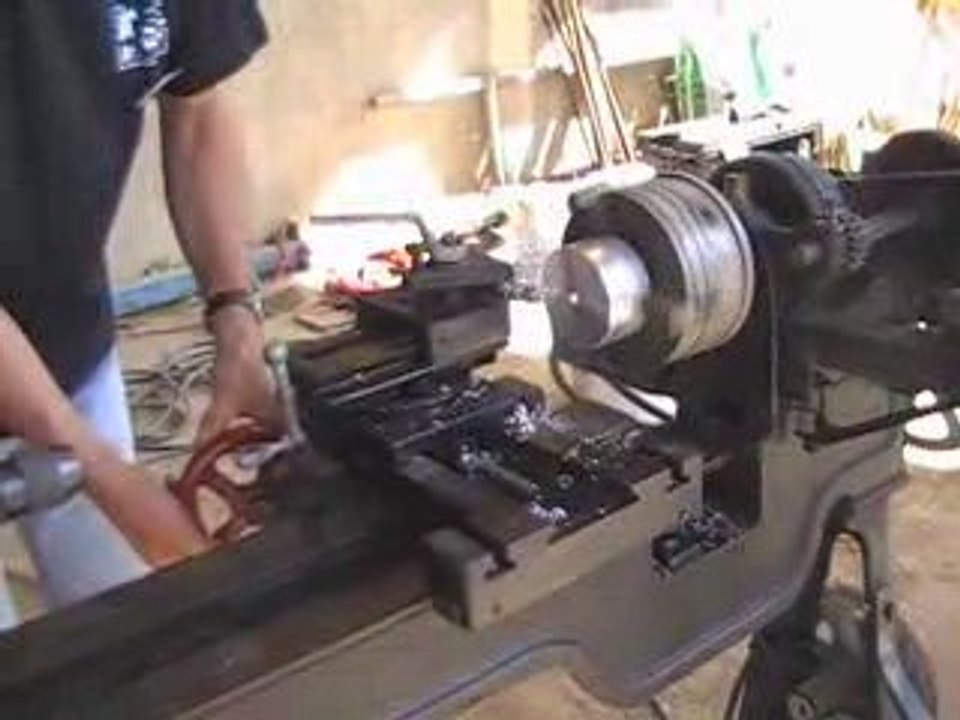 travail sur le tour d'une pièce métallique