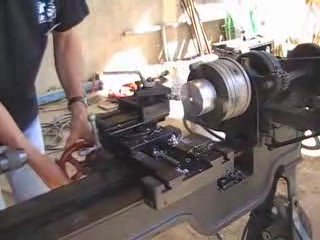 travail sur le tour d'une pièce métallique