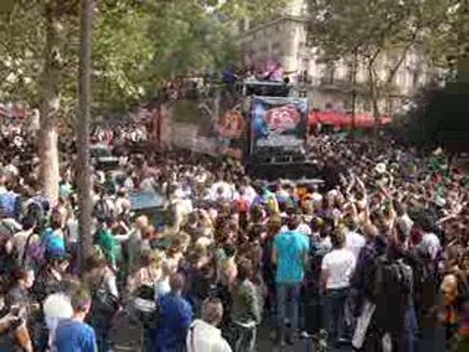Techno parade 2009 Char fg radio