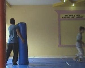 WUSHU CU ÇOCUKTAN UÇAR TEKME