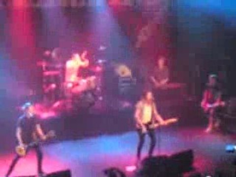 McFly - One For The Radio (live au Bataclan)