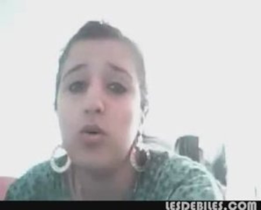 Une fille se prend une giffle par sa soeur.