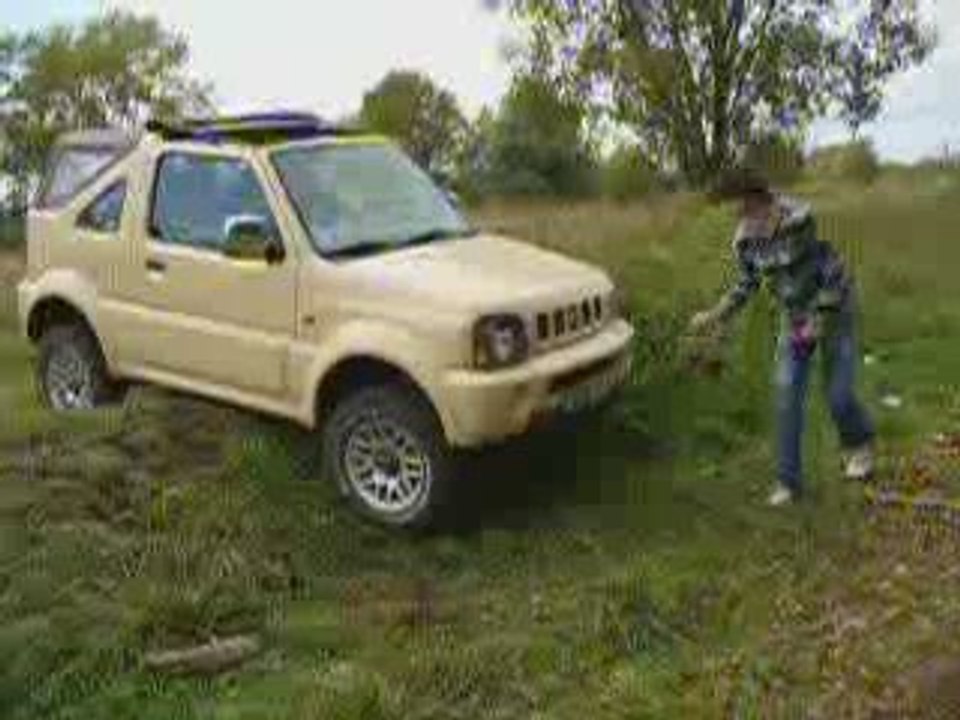 Un jimny sauvé par une civic !