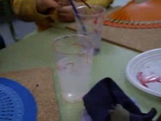 poniendo flores en abanicos