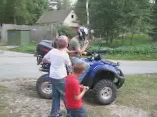 Ewan pour la première fois sur un quad