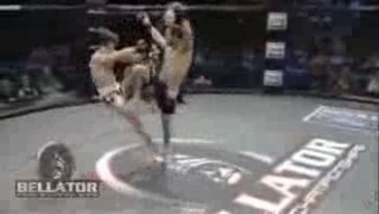 Bellator Fight - Nick Pace Flying Knee