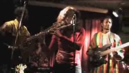 Hilaire Penda Band, Amina et Ahmed Sylla (djembé)