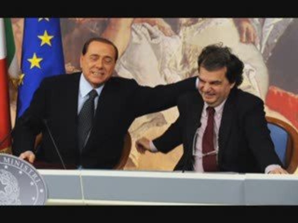 I Giganti, ultimi giorni del governo Berlusconi.