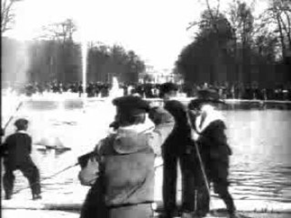 Cinéma des frères Lumières  - Enfant parapluie