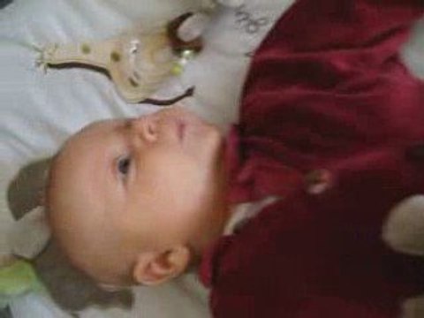 Manon sur le tapis d'éveil