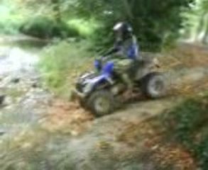 bigeurs passage d'une petite rivière en 4x4 et en quad