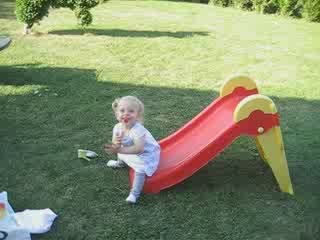 Anais fait du toboggan