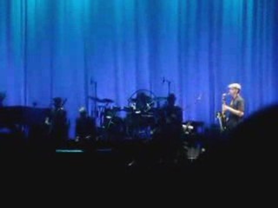 Leonard Cohen faints in Valencia during concert