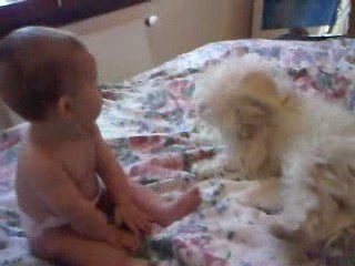 Noam qui se tiens debout et qui frappe des mains