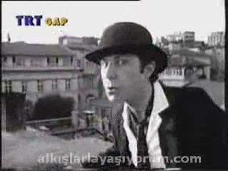 Deli Deli Kulakları Küpeli-MFÖ-1983 - EoTeN