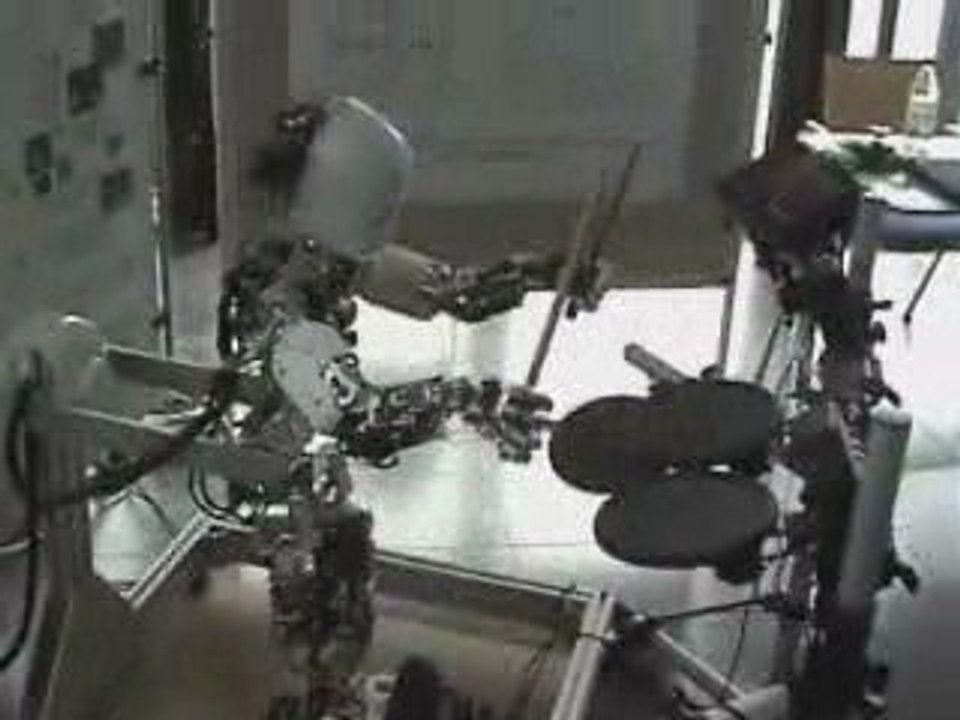 iCub, le robot qui joue de la batterie