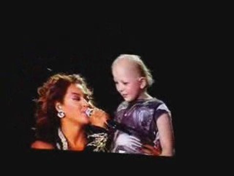 Beyonce in Sydney sings Halo to a special young girl