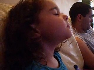 Silianna 3ans chante release d'Agnés en se maquillant