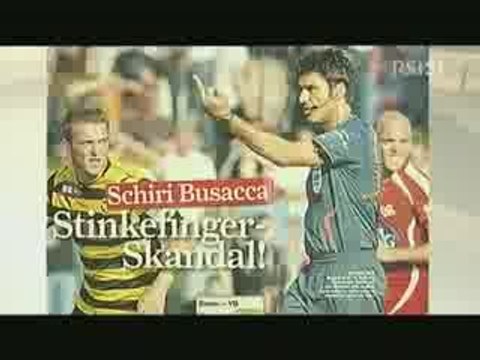 Arbitro Busacca mostra dito medio ai tifosi