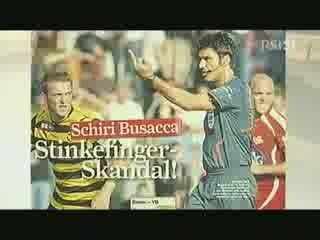 Arbitro Busacca mostra dito medio ai tifosi