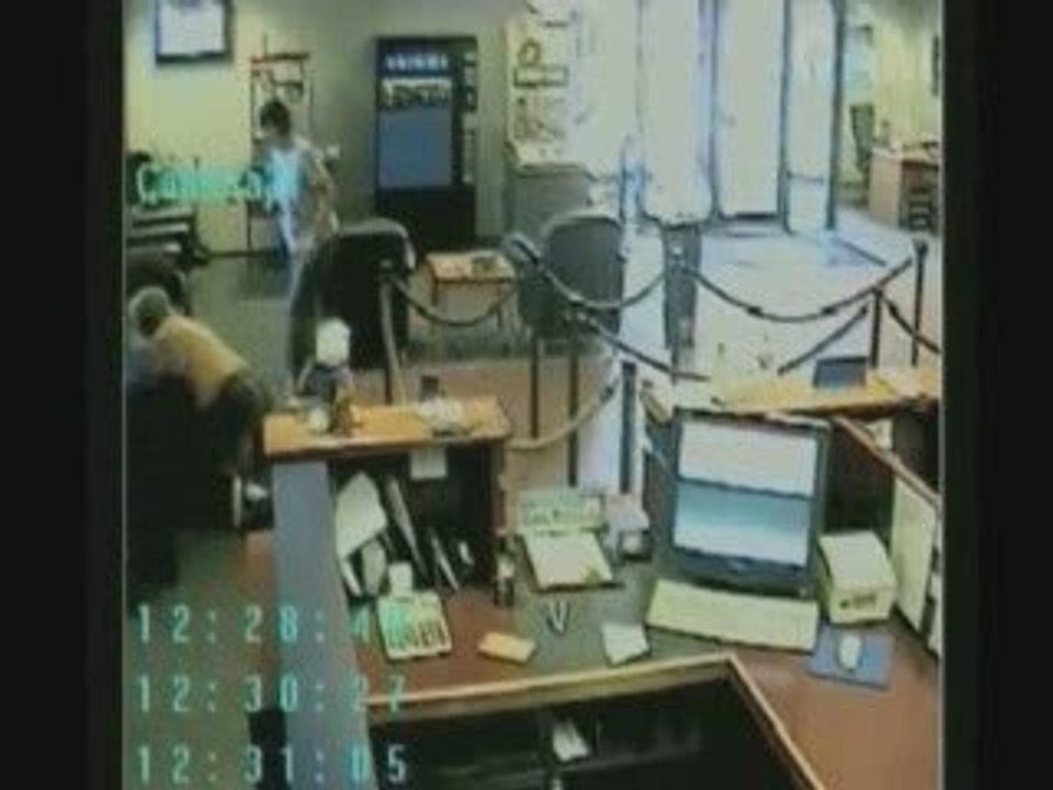 Fearless customer tackles bank robber