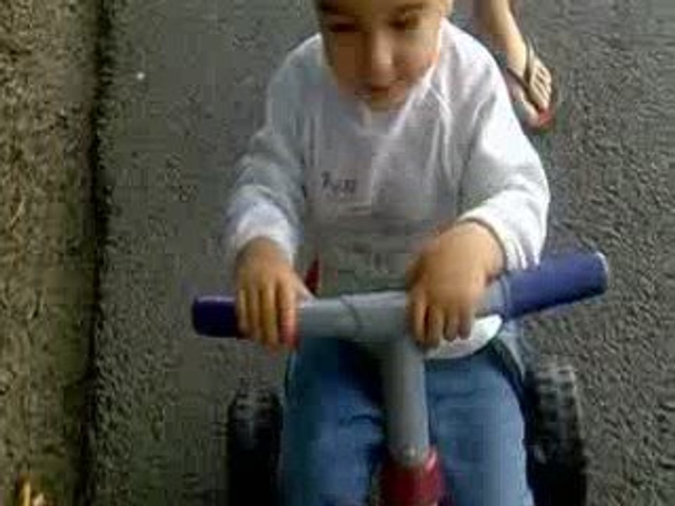 Liam et Sofian en ballade vélo tricycle
