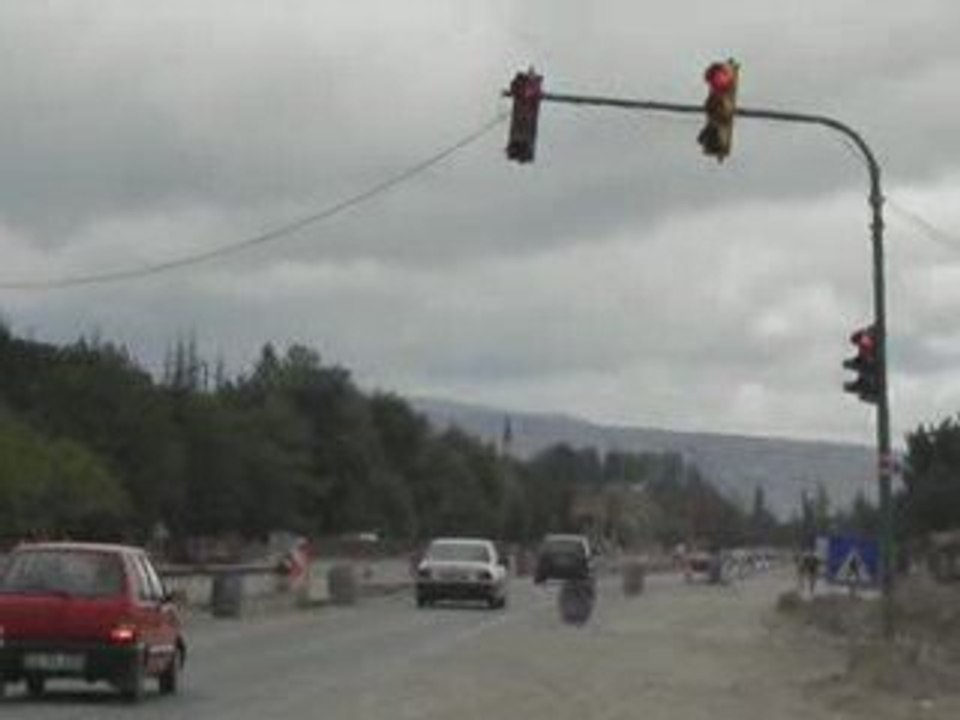 La conduite Turque : le respect des feux rouges.