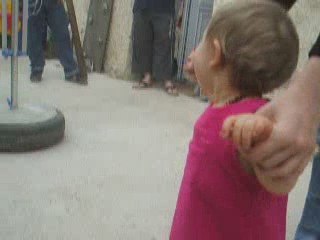 stella morte de rire en jouant au foot