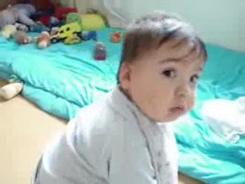 شاهدوا ماذا يفعل هذا الطفل عندما يستمع للقرآن الكريم