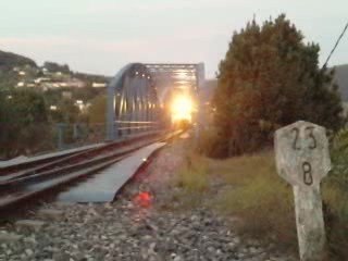 Regional pasando por el Puente sobre el Eume.
