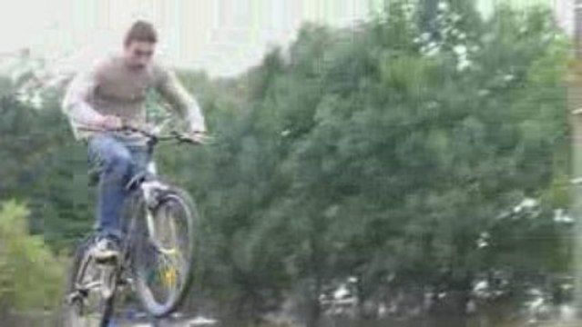 Cyril qui fait un petit saut en VTT
