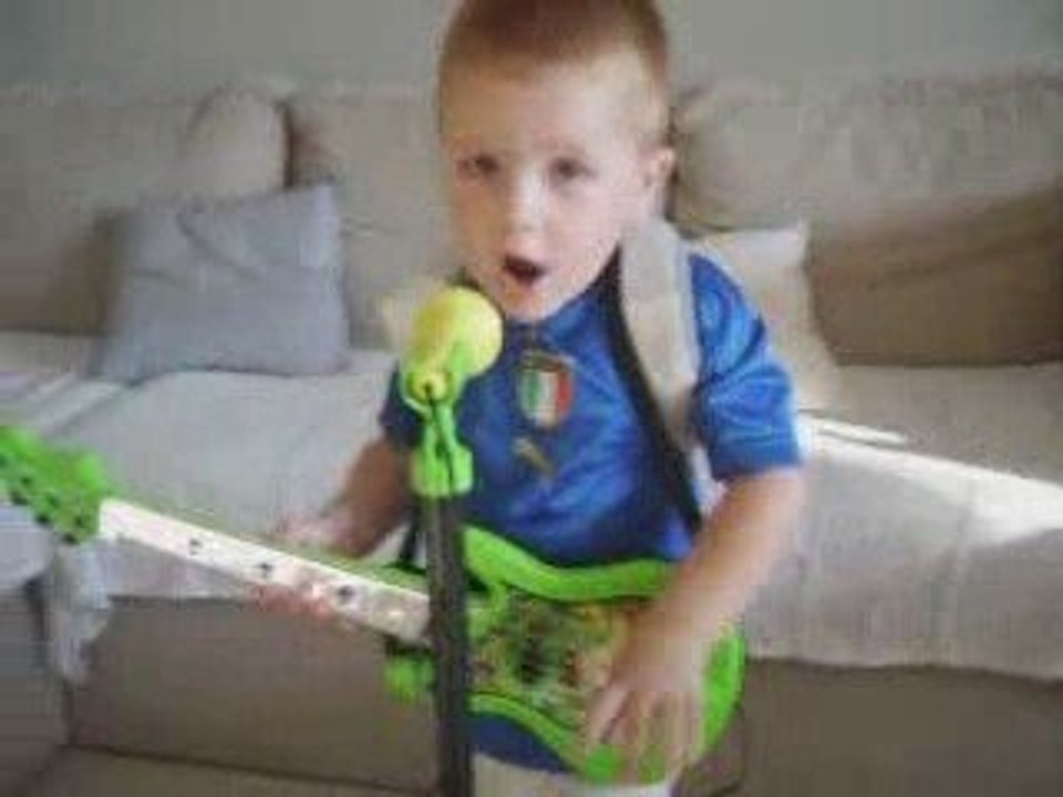 sandro chante avec sa guitare