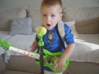 sandro chante avec sa guitare