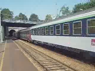 Passage d'une sybic et d'un train de pélerin à Bernay