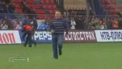 Un supporter de foot marque un pénalty