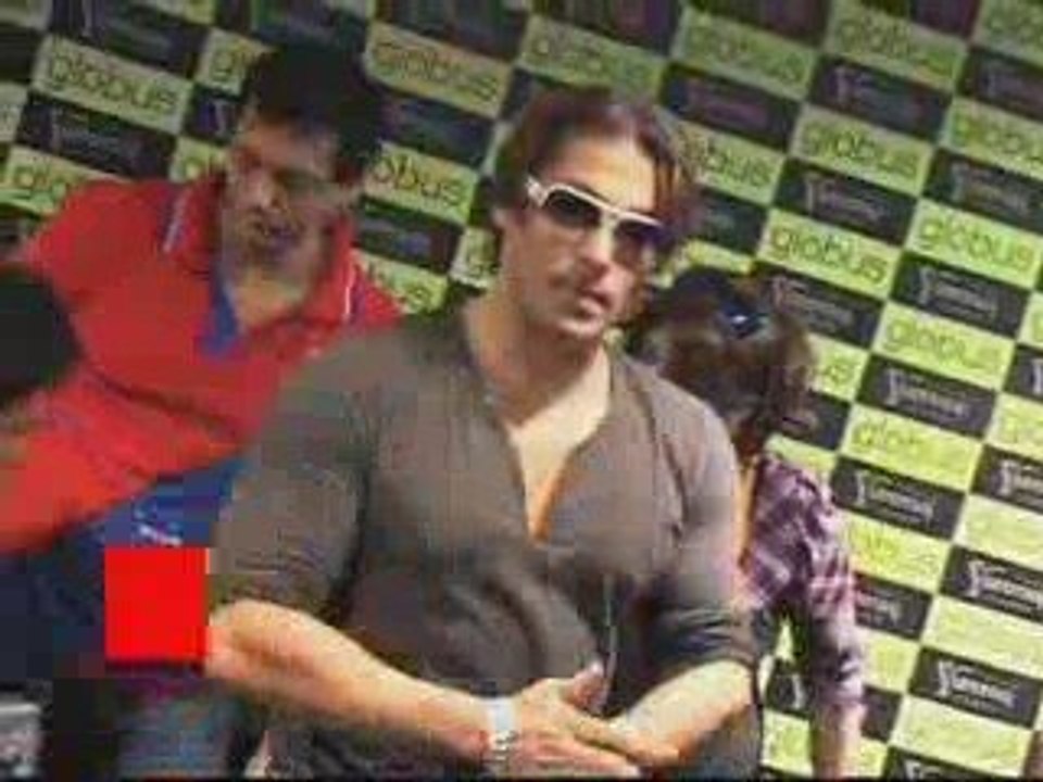 Sallu bhai gives 25K to a beggar