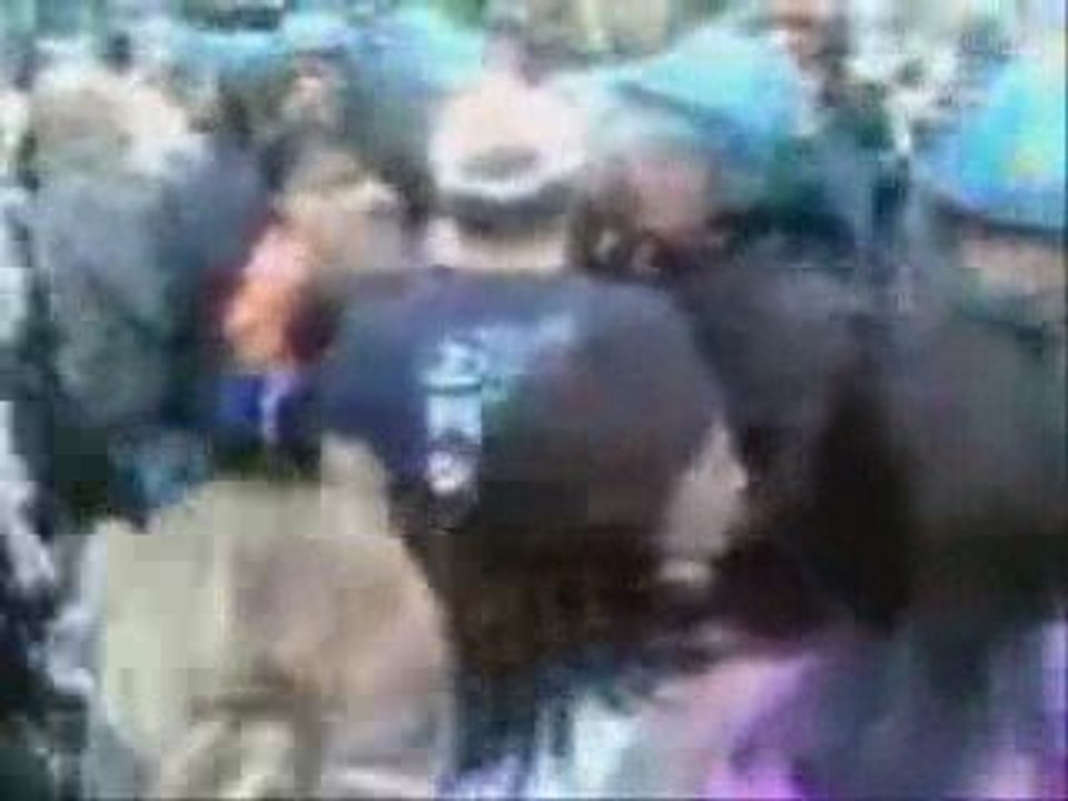 I disabili protestano e la Polizia li manganella