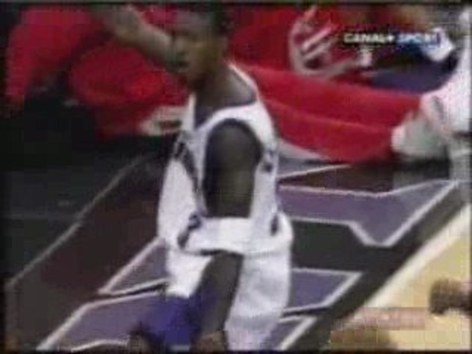 NBA - Gerald Wallace- Dunk Monstrueux !!!
