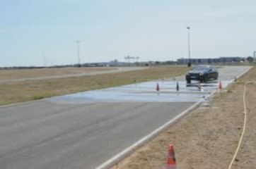 BMW Série 7: Evitement à 80km/h sur route mouillée (2009)