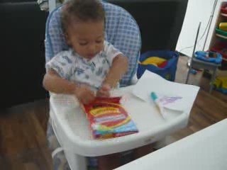 Malik découvre les crayons feutres