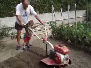 Juillet 09, jardinage avec papy