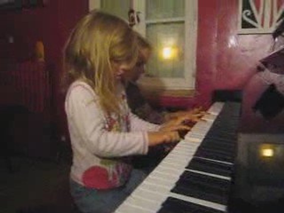 quatre mains sur piano neuf