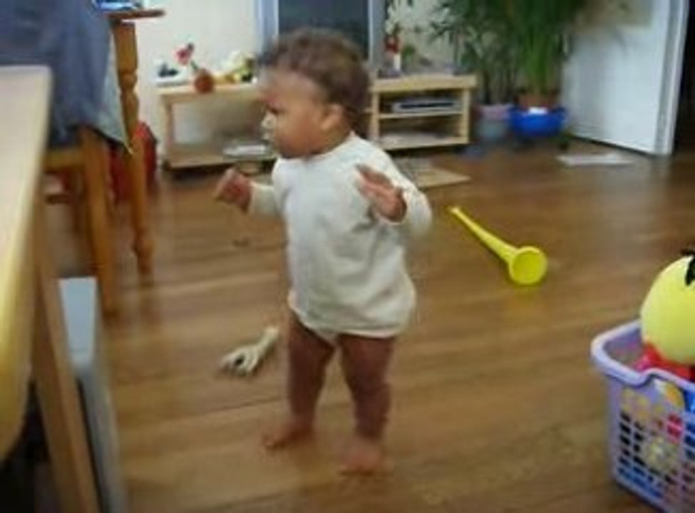 TiFiss hésite... marcher, danser... ou pas