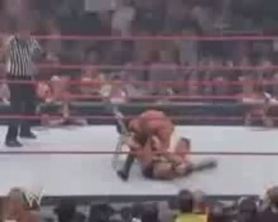 Randy Orton Met Un RKO Sur Une Chaise Sur HHH