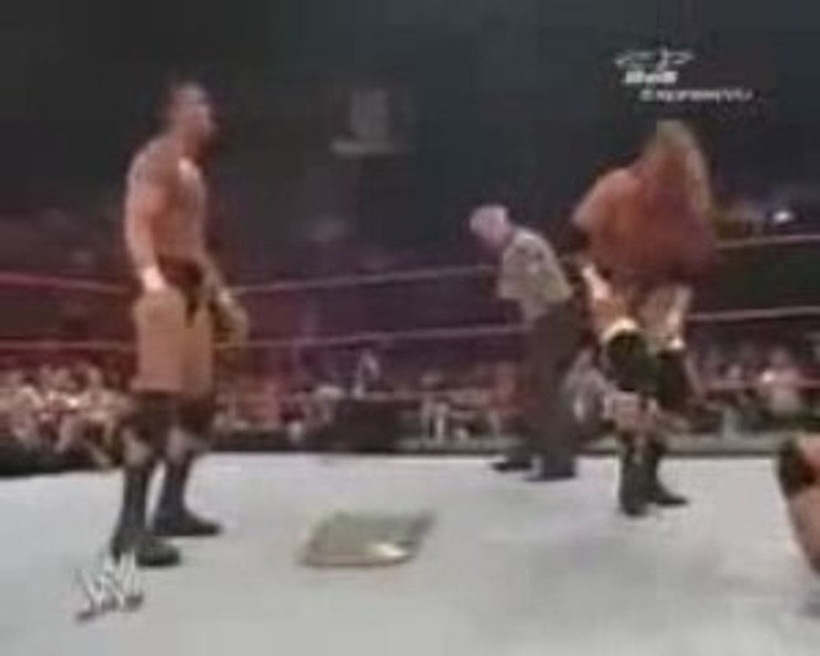 Randy Orton Frappe HHH Avec Une Chaise Et Lui Met Un RKO