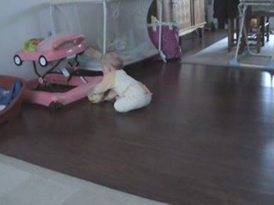 Camille à 4 pattes derrière son ballon