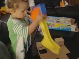 Ewen ouvre son cadeau d'anniversaire